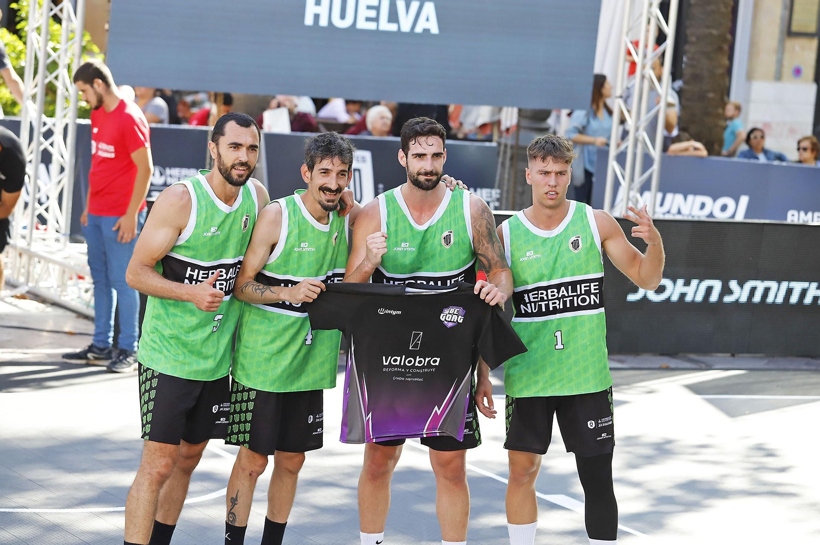 Imágenes del circuito Herbalife 3x3 de baloncesto en la Plaza de Las Monjas de Huelva