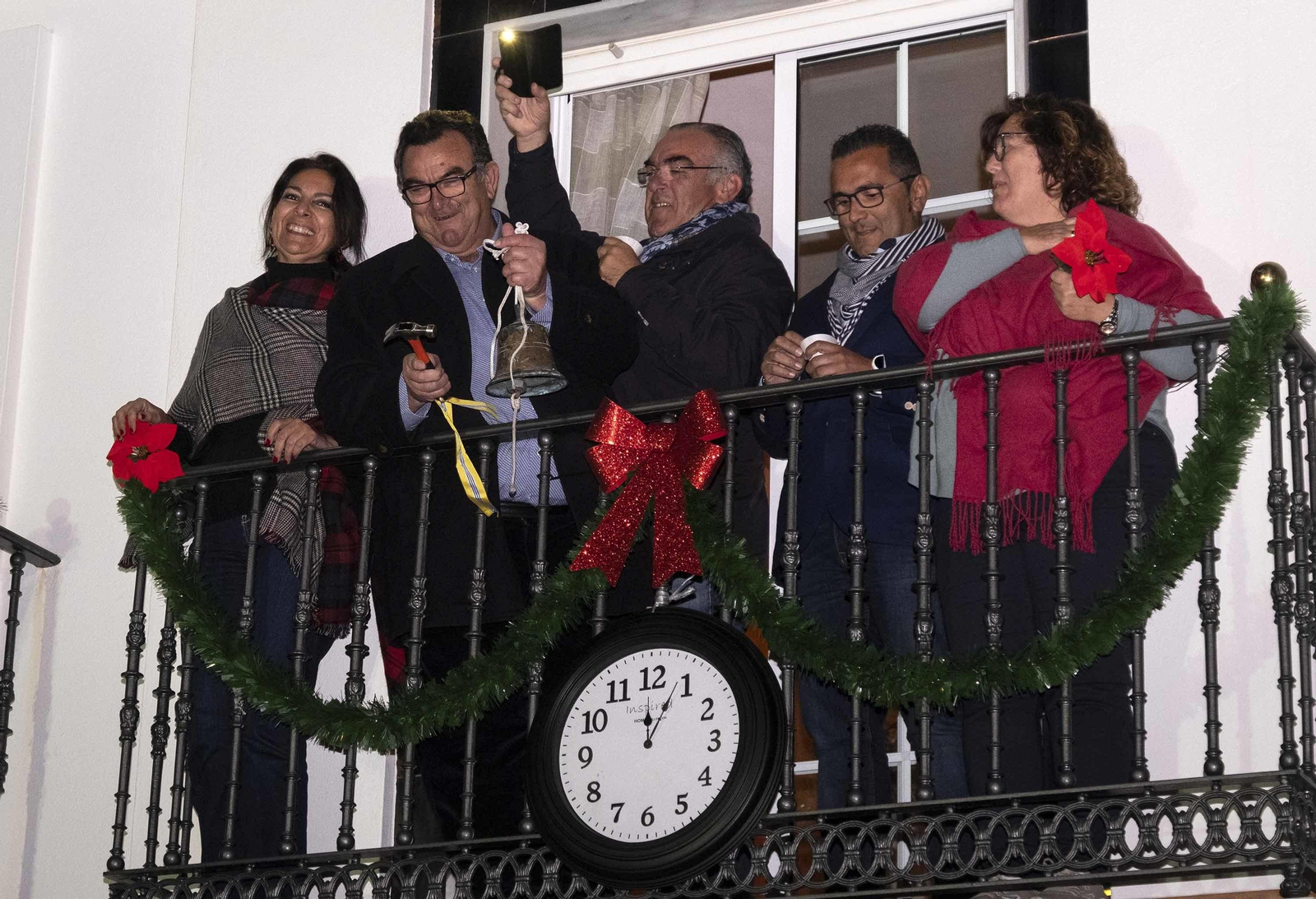 Celebración anticipada de las campanadas de fin de año con gambas en Isla Cristina.
