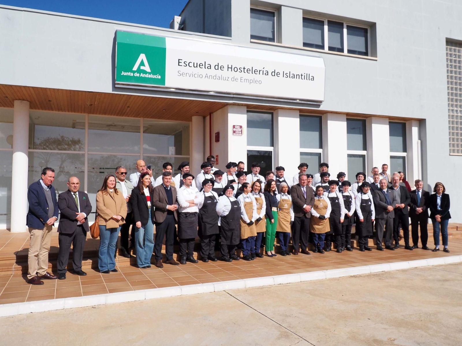 Foto de familia a las puertas del centro