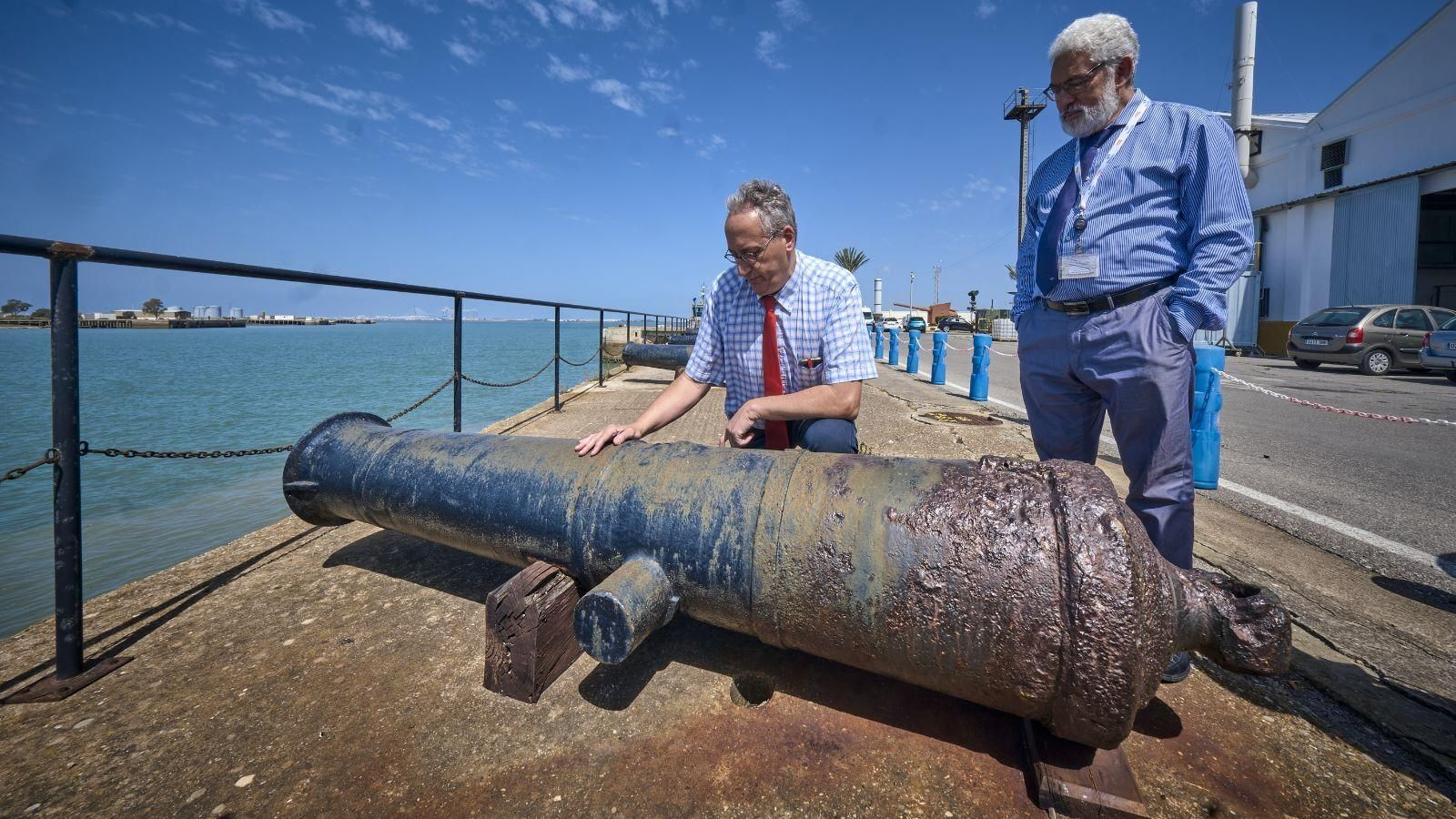 Luis Calderón y Luis Carlos Gargallo, junto a uno de los cañones de la flota rusa que adquirió Fernando VII en el siglo XIX y que se pueden ver en las instalaciones de Navantia San Fernando. Luis Calderón y Luis Carlos Gargallo, junto a uno de los cañones de la flota rusa que adquirió Fernando VII en el siglo XIX y que se pueden ver en las instalaciones de Navantia San Fernando.