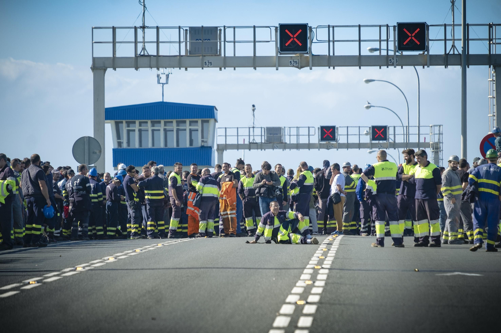 Imágenes de la protesta de las empresas auxiliares de Navantia Puerto Real en el Puente Carranza