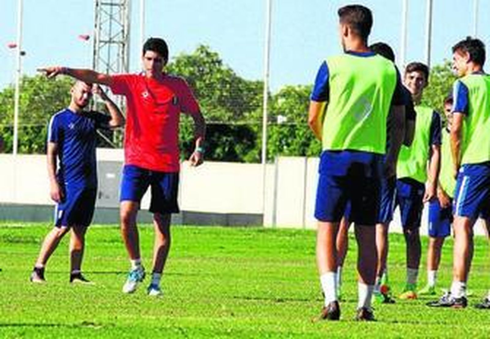 Juan Manuel Pavón da instrucciones en la sesión matinal de ayer.