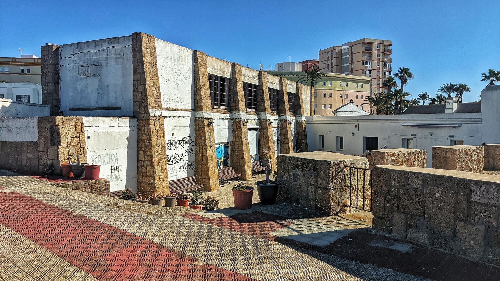 El edificio de dos alturas que será demolido en el Baluarte del Orejón. El edificio de dos alturas que será demolido en el Baluarte del Orejón.