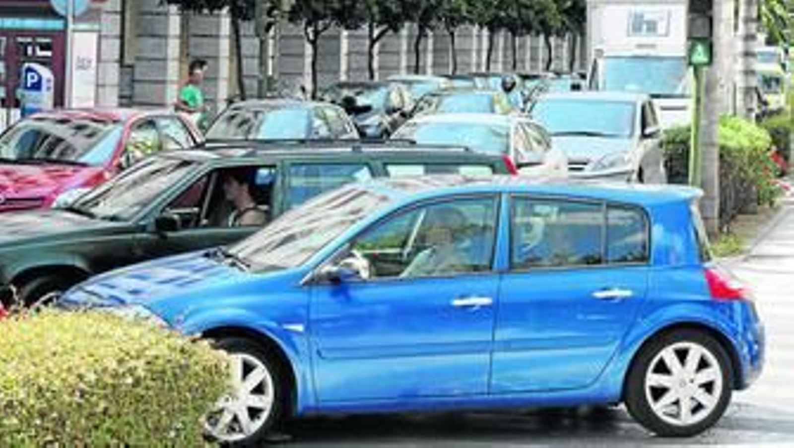 Un vehículo intenta acceder durante la mañana de ayer a una colapsada calle Sevilla.