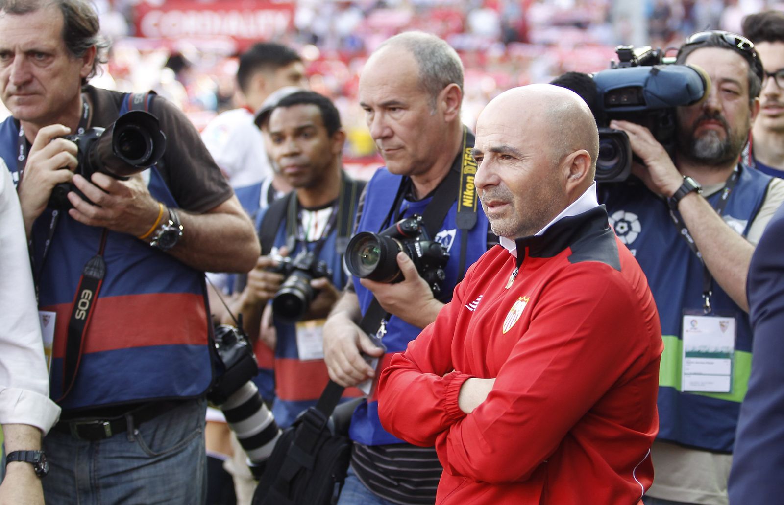 Jorge Sampaoli, rodeado de redactores gráficos en los instantes previos al partido ante el Leganés del pasado sábado.
