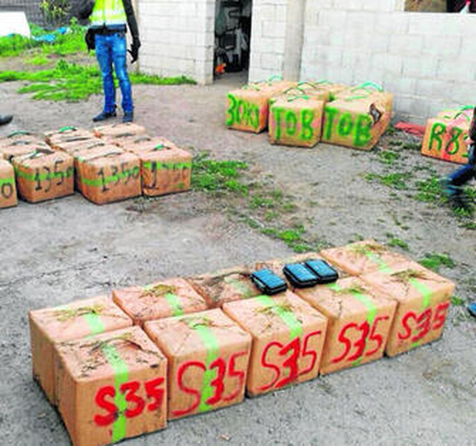 Fardos de hachís incautados durante la operación antidroga.
