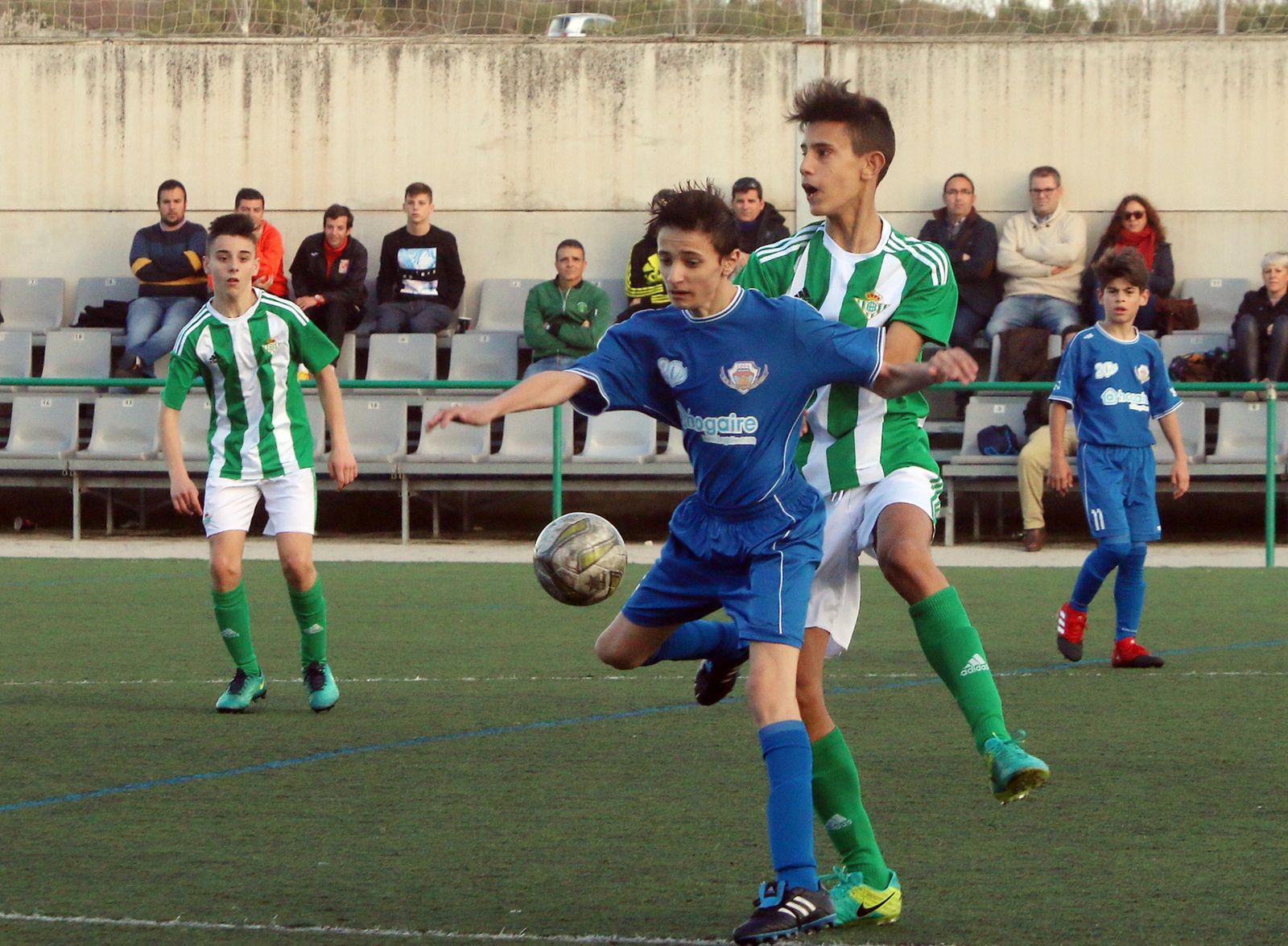 Un jugador del Allende protege el balón ante un bético.