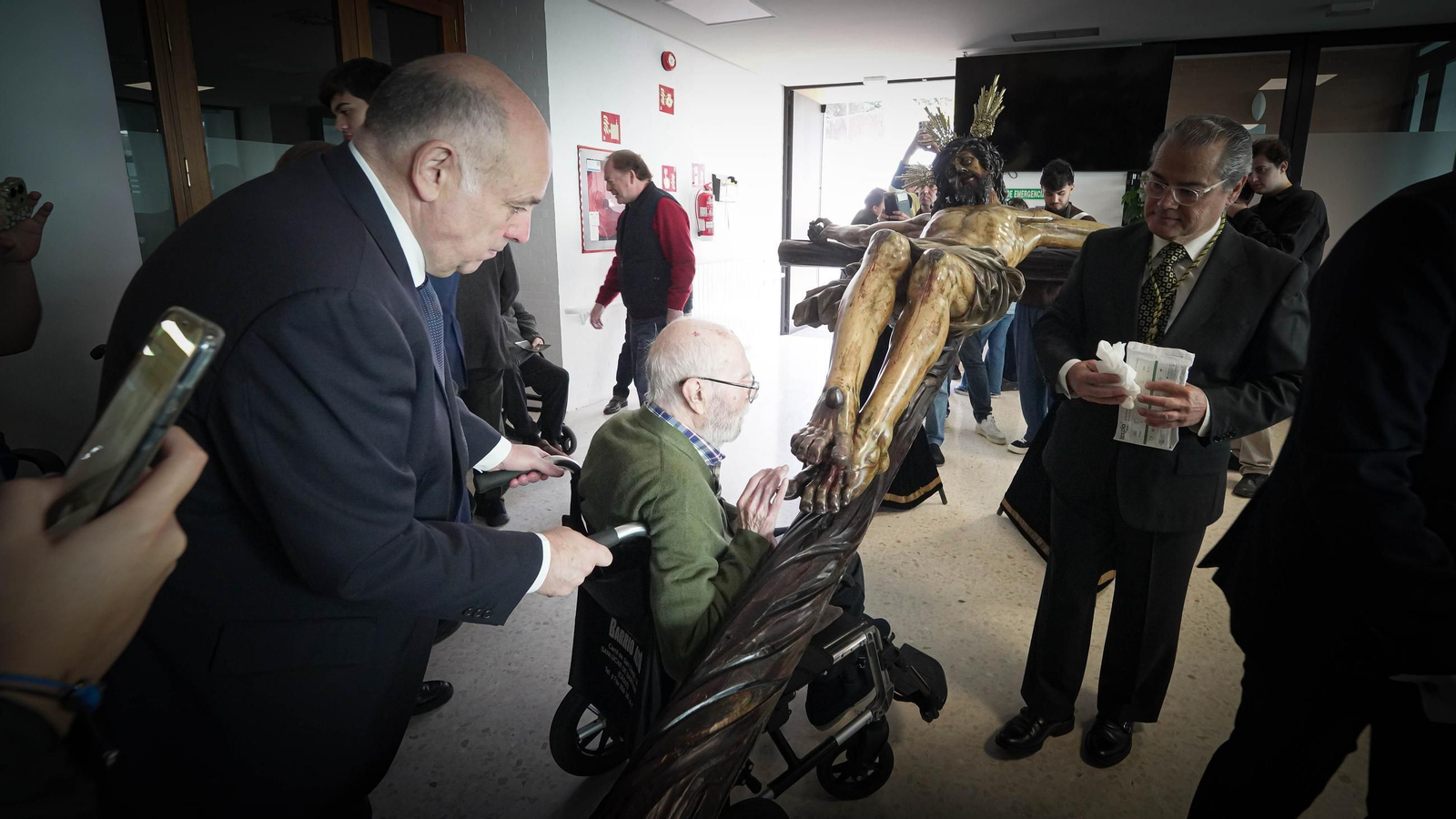 Imágenes del Cristo de la Esperanza con los ancianos del San Juan Grande en Jerez