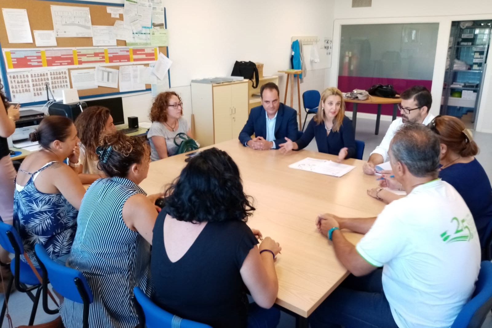 Alcaldesa de Alcalá de Guadaíra, Ana Isabel Jiménez, explicando el proyecto que se va a llevar a cabo en el centro educativo El Madroño