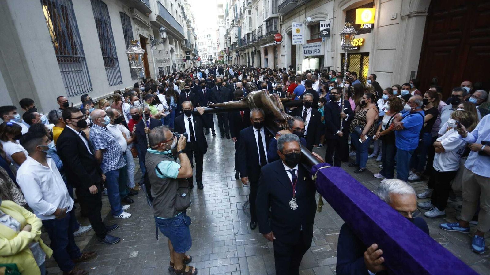 Santísimo Cristo de los Milagros y Nuestra Señora de la Soledad en la calle Duque de la Victoria.