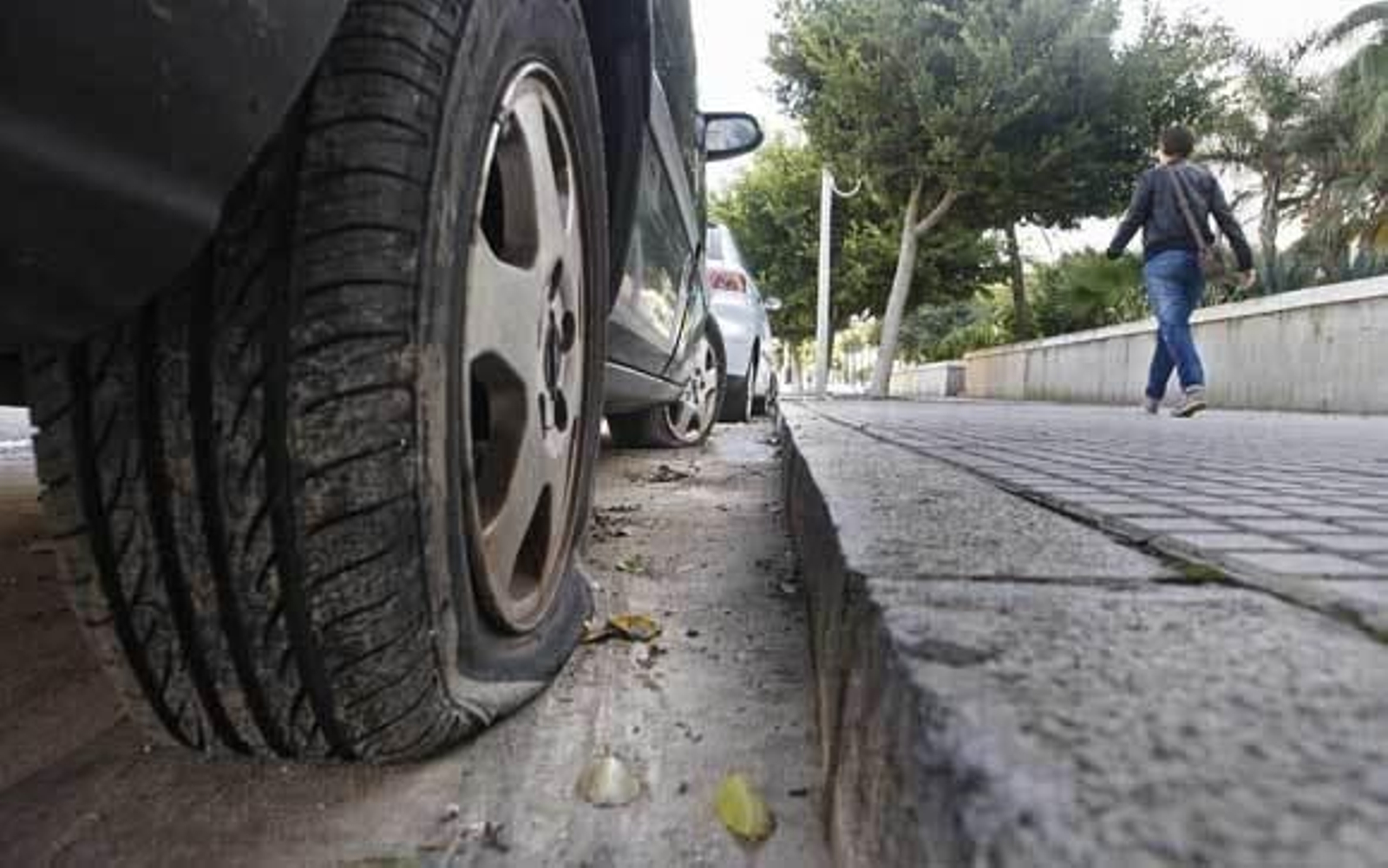 Uno de los coches afectados que aún se podía ver ayer en la avenida de La Coruña. /Joaquín Pino