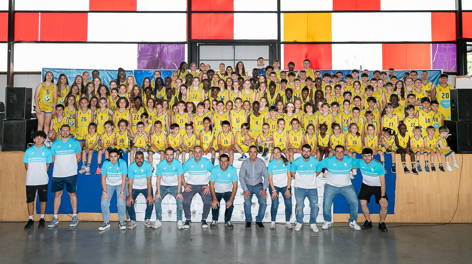 Foto de familia con los integrantes de los diferentes equipos del CB La Mojonera.