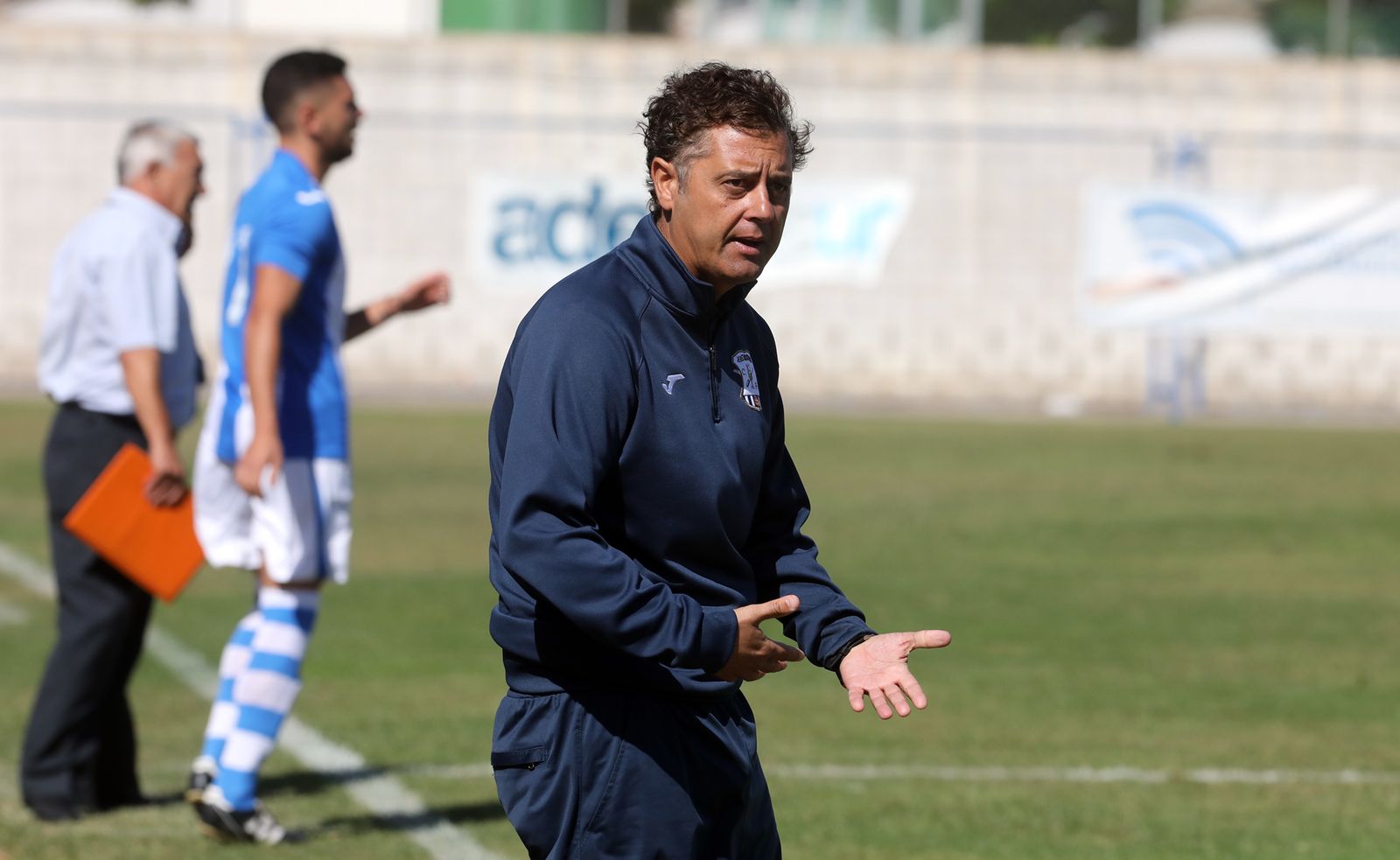Paco Cala, técnico del Jerez Industrial, pide a sus jugadores movilidad en el partido contra El Torno.