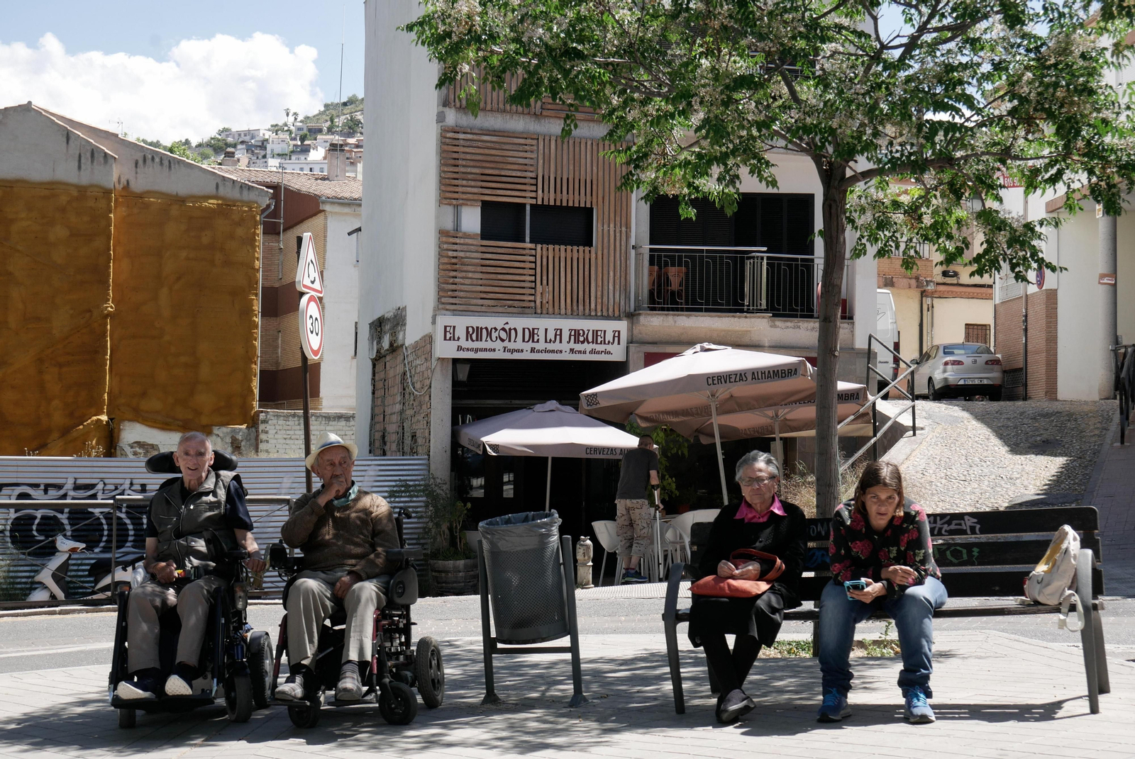 Imagen de varios vecinos del distrito