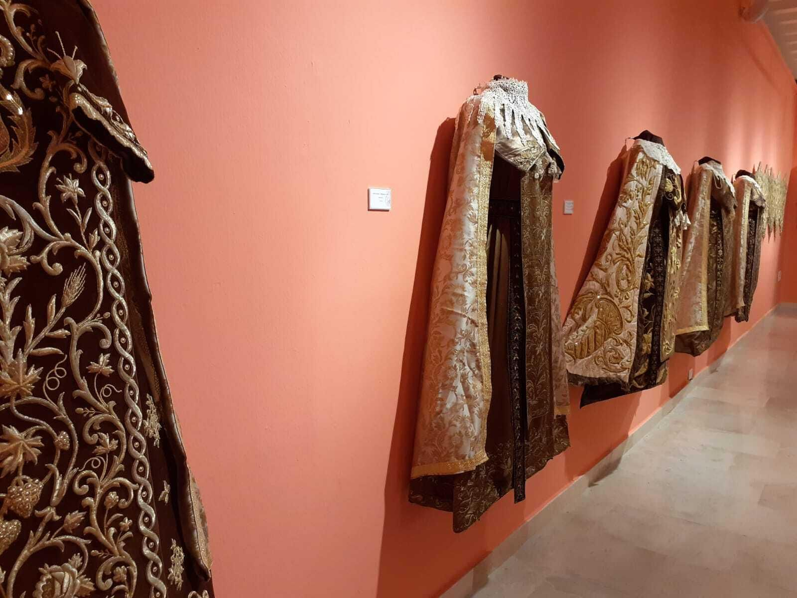 Así es la exposición de bordados de la Cofradía del Carmen