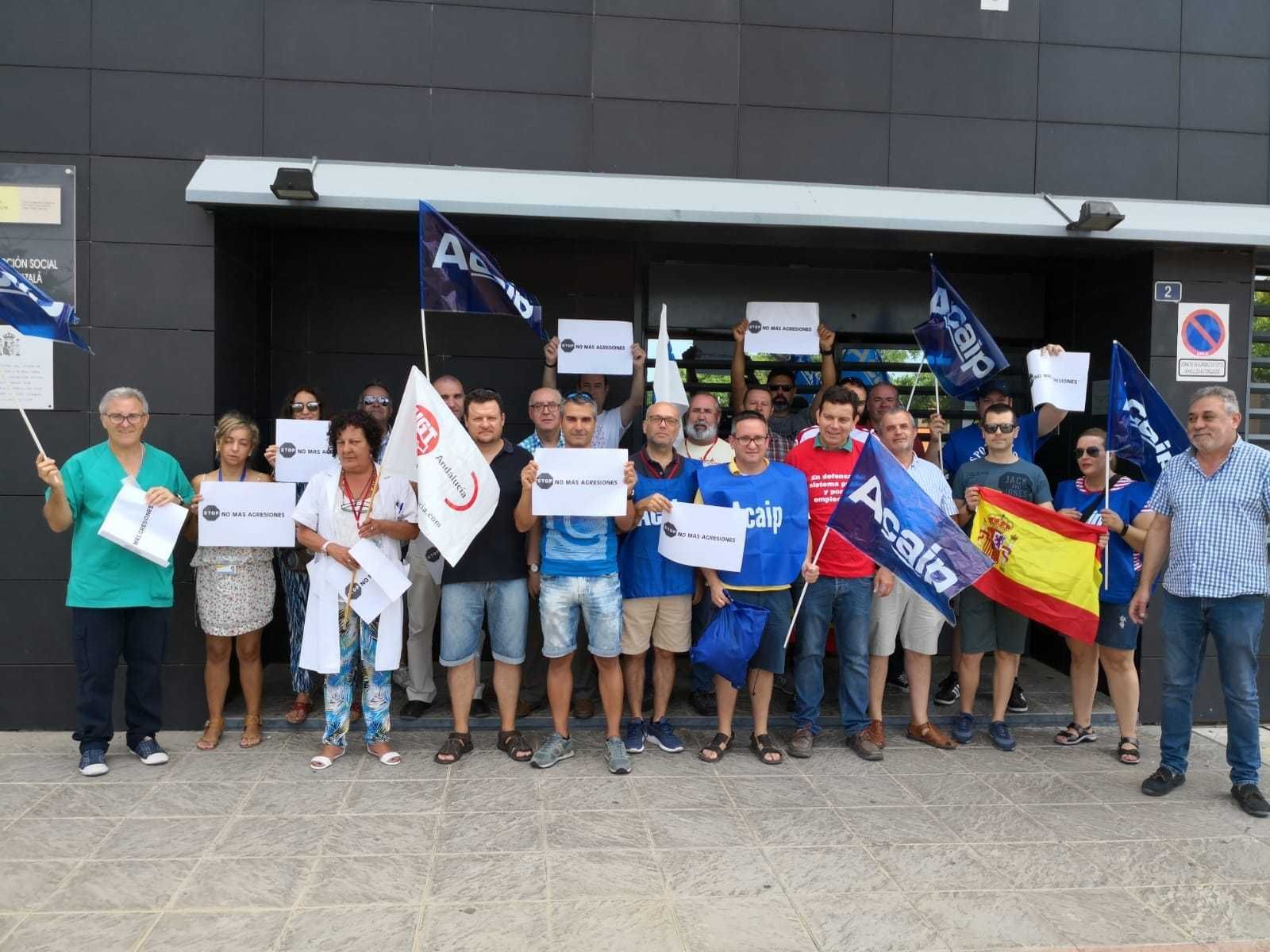 Los funcionarios de prisiones concentrados ante el CIS de Huelva.