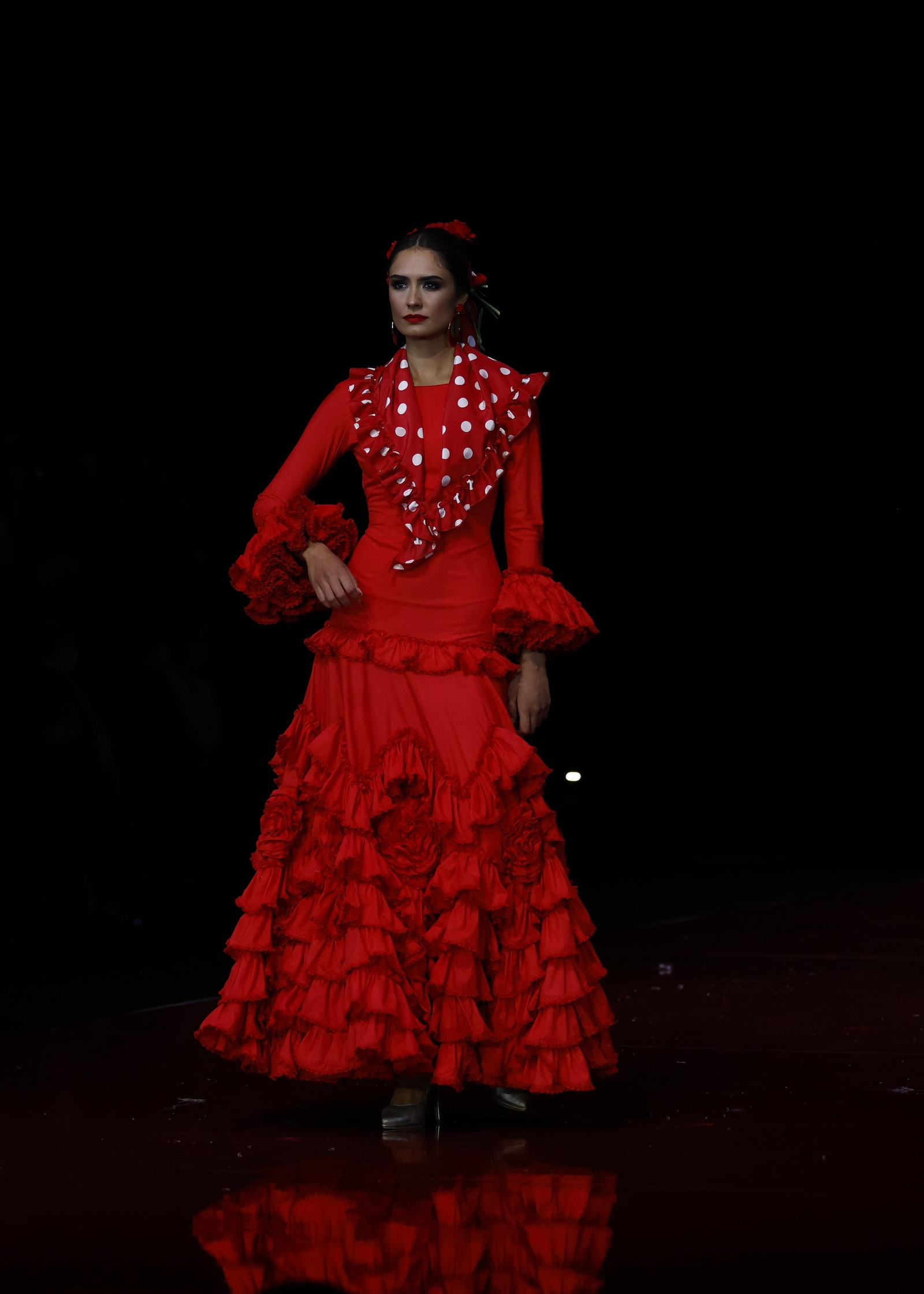 Traje de flamenca rojo con mantoncillo de lunares de Pilar Vera. Traje de flamenca rojo con mantoncillo de lunares de Pilar Vera.