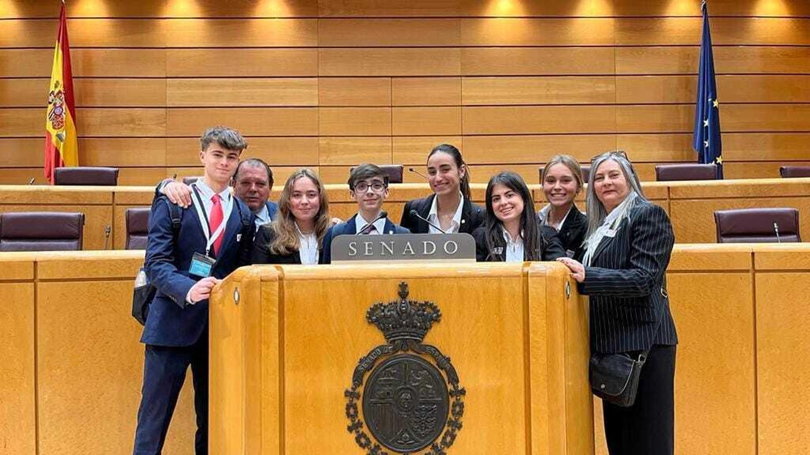 Integrantes del equipo de debate de Bachillerato del Liceo de San Fernando que han participado en la final de la Liga Nacional de Debate, en el Senado con sus profesores.