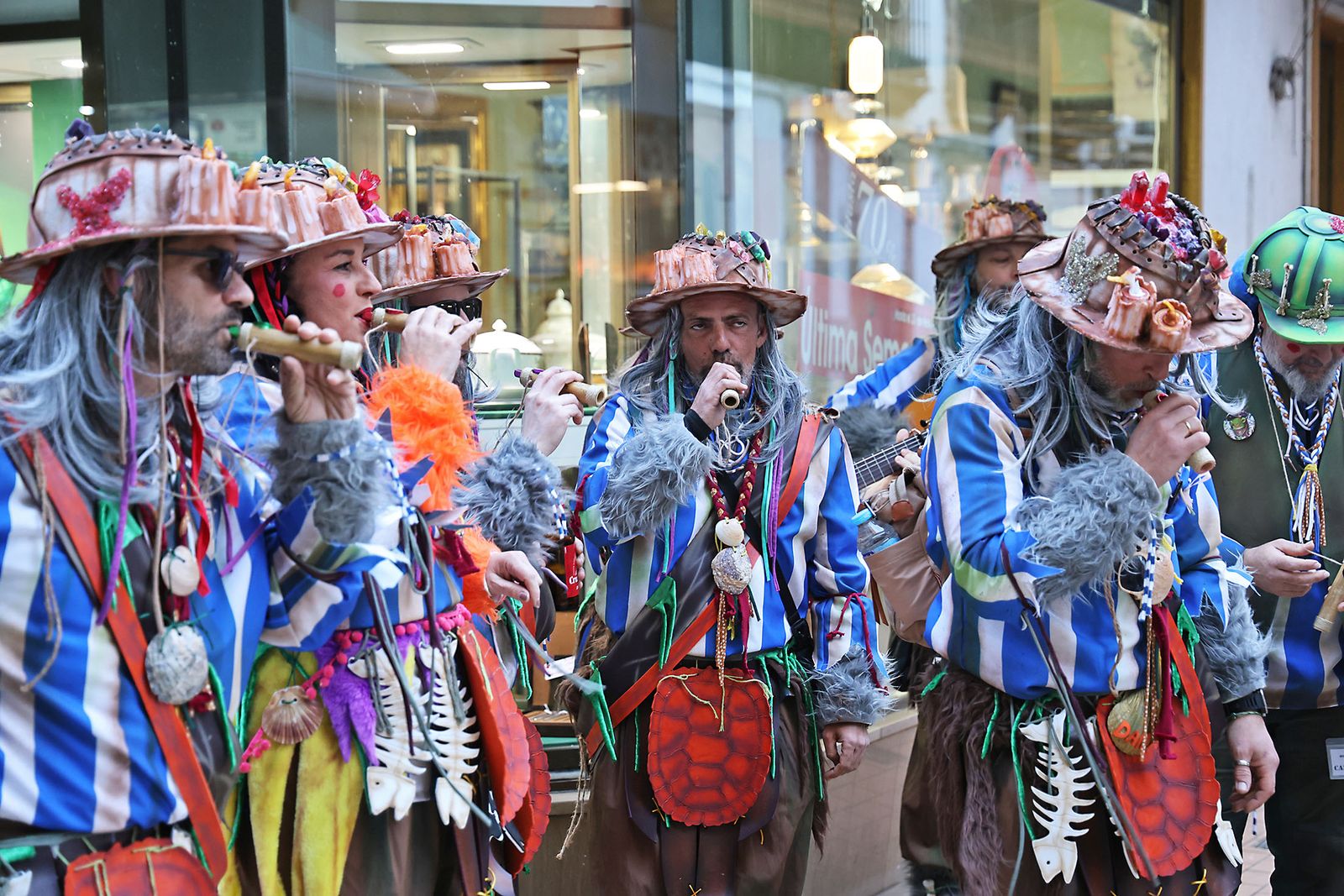 Las agrupaciones del Carnaval Colombino toman las calles del centro de Huelva