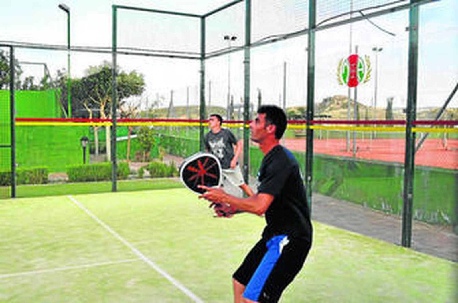 Pista de pádel con dos jugadores en el transcurso de un campeonato.