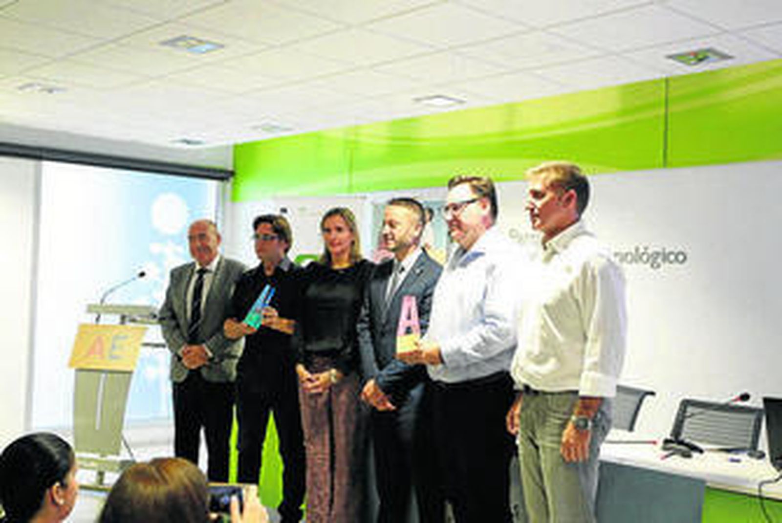 Vanessa Bernad y Miguel Ángel Tortosa entregaron ayer los premios.