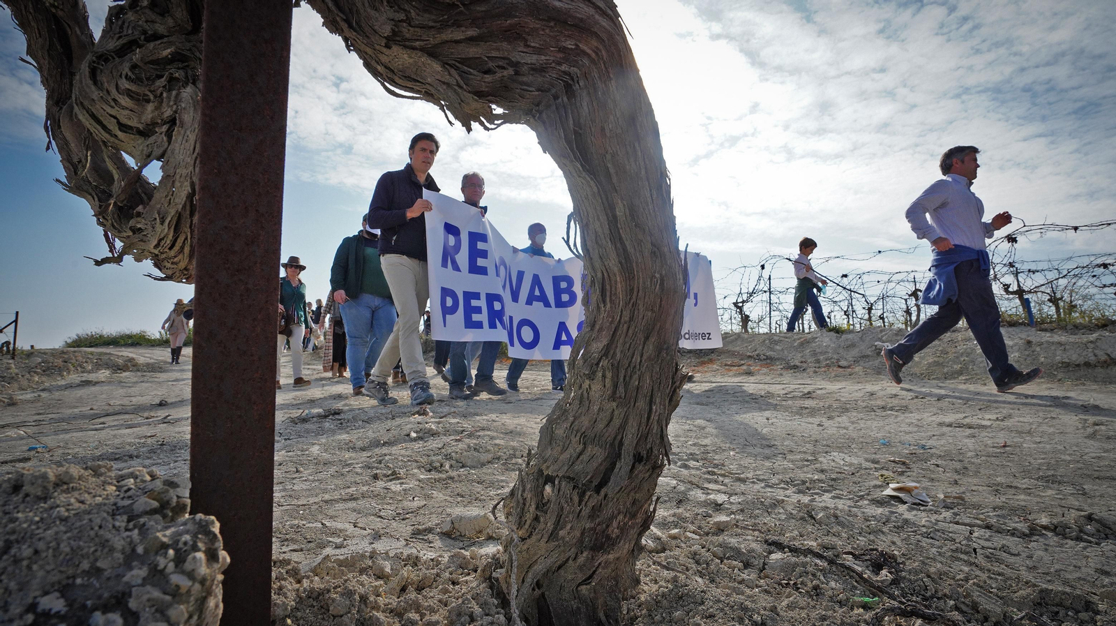 Marcha en protesta por la instalación de un parque eólico en la campiña jerezana