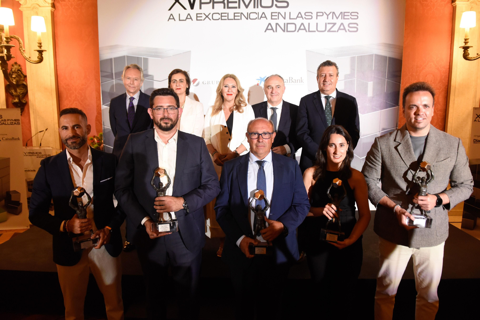 De izquierda a derecha, José Joly, presidente del Grupo Joly; Claudia Boesch, cónsul de Portugal en Sevilla; Carolina España, consejera de Economía, Hacienda y Fondos Europeos; Juan Ignacio Zafra, director territorial de CaixaBank en Andalucía; y Javier Fernández, presidente de la Diputación de Sevilla