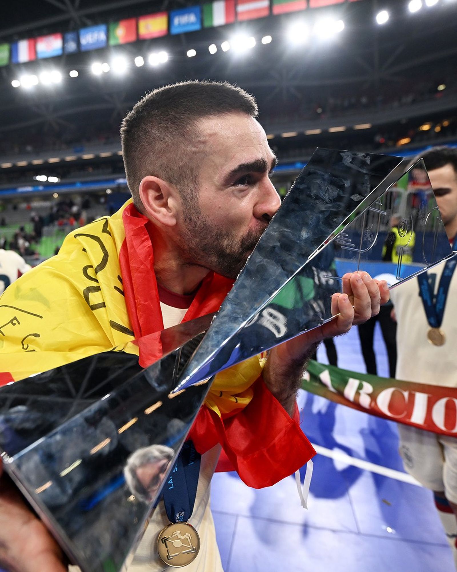 Cecilio Morales besa la copa conseguida en Eslovenia.