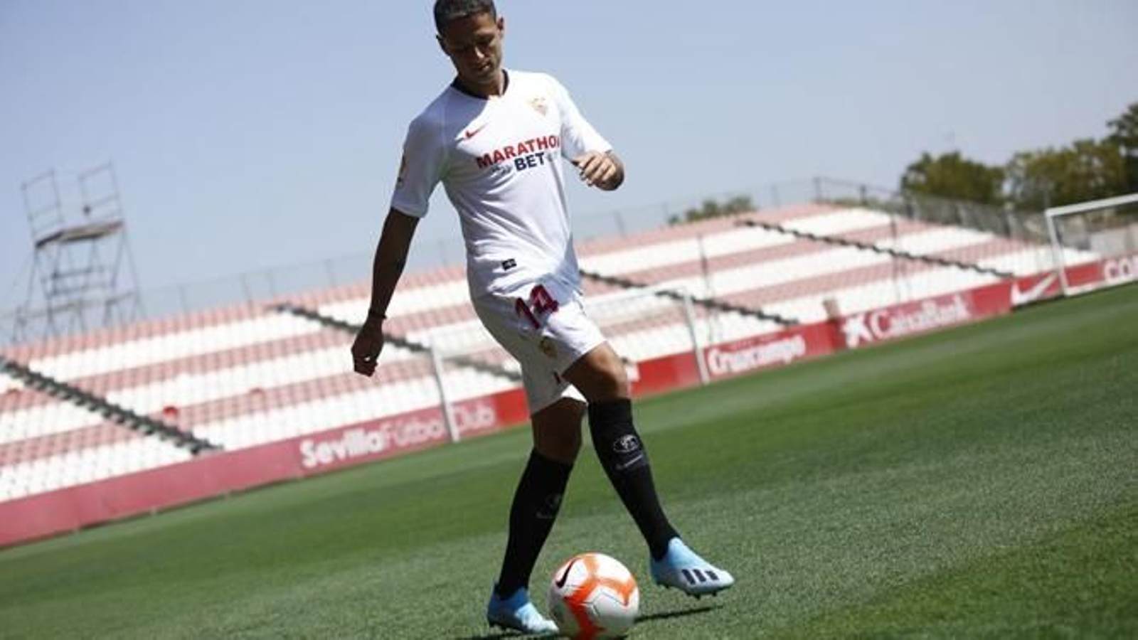 Chicharito, nuevo jugador del Sevilla FC, durante su presentación.