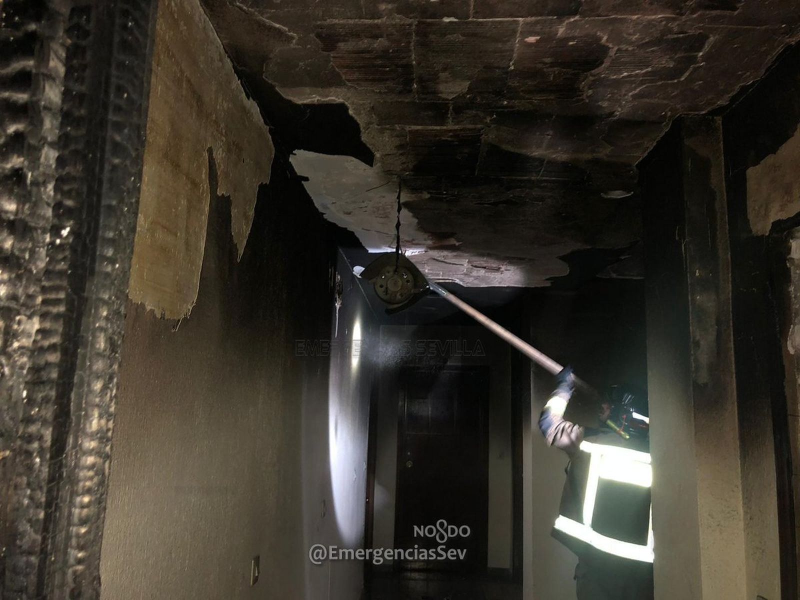 Cinco heridos en un incendio que pudo provocar un cigarrillo