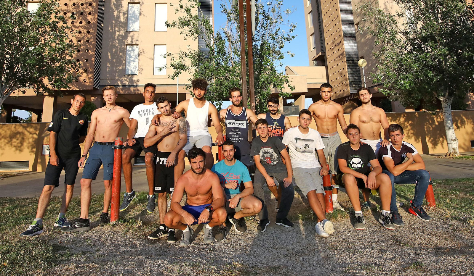 Jóvenes practicando Calistenia  en Jerez