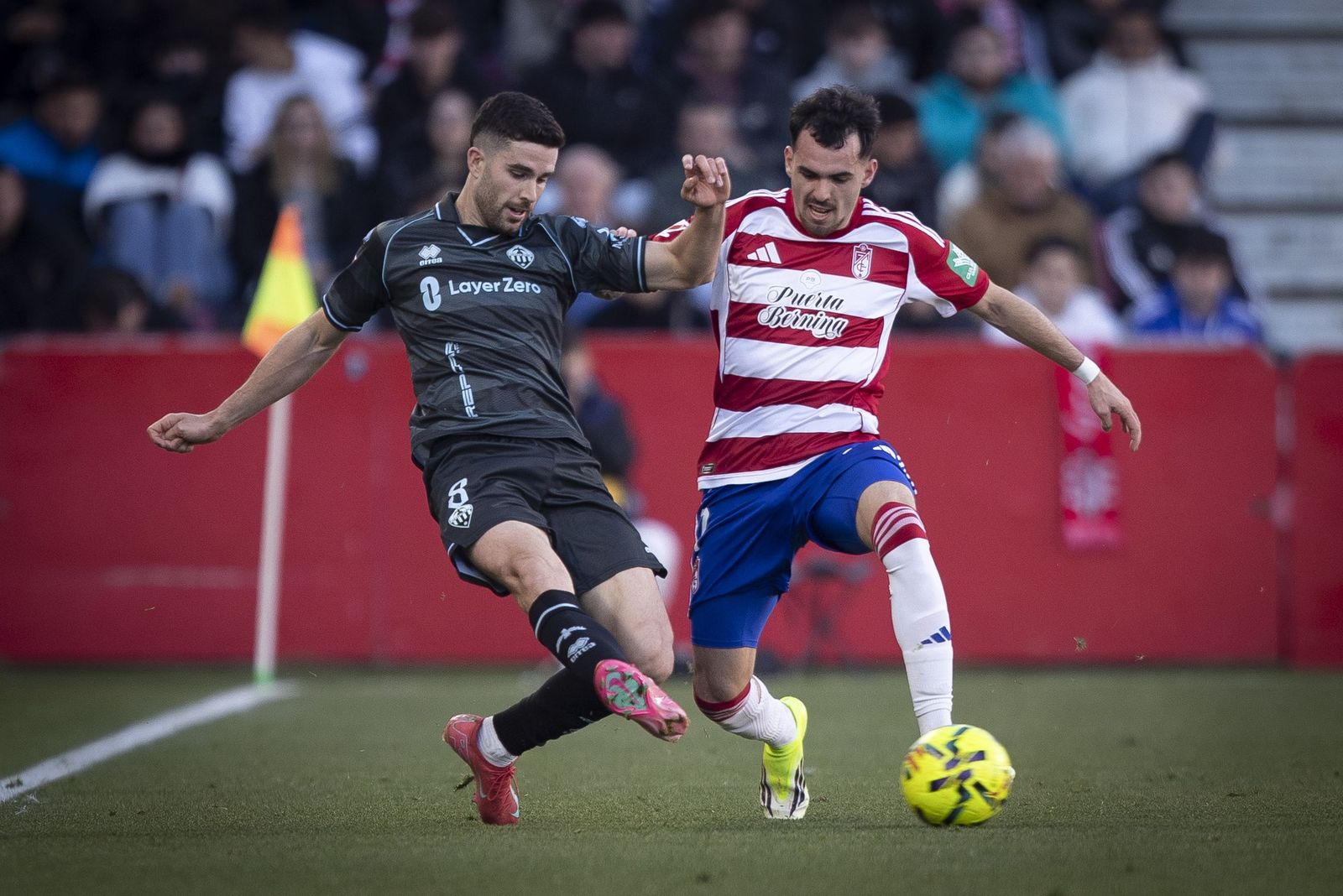 Álex Sola presiona Barri en el duelo ante el Castellón.