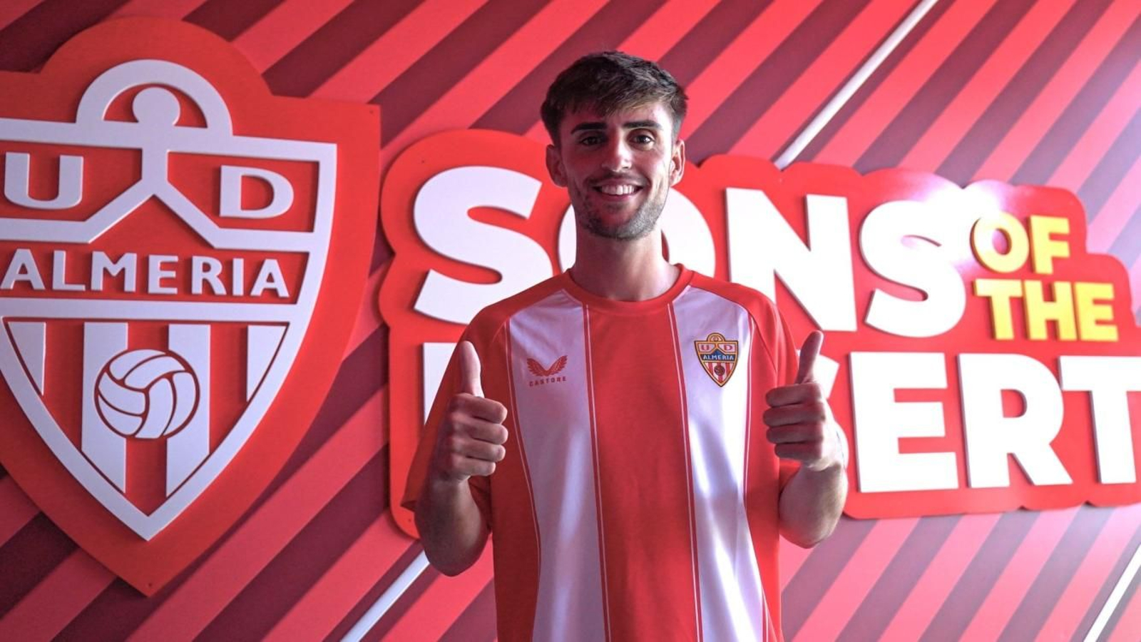 Manu Morillo posa con la casaca rojiblanca en el estadio de los Juegos Mediterráneos. Manu Morillo posa con la casaca rojiblanca en el estadio de los Juegos Mediterráneos.