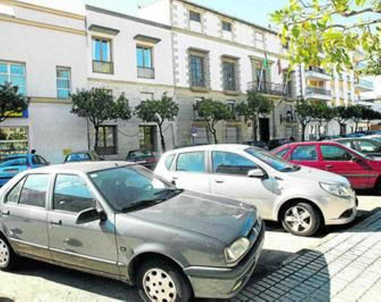 Vehículos aparcados en la mañana de ayer en la plaza del Polvorista. Vehículos aparcados en la mañana de ayer en la plaza del Polvorista.