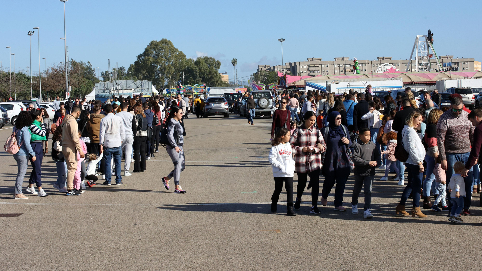 El parque de atracciones de Navidad junto a la Feria volvió a llenarse este sábado El parque de atracciones de Navidad junto a la Feria volvió a llenarse este sábado