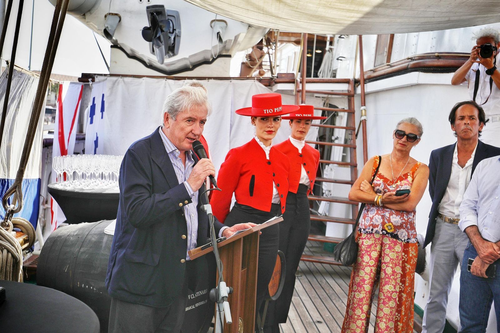 González Byass recibe en el 'Elcano' su Tío Pepe Estrella de los Mares