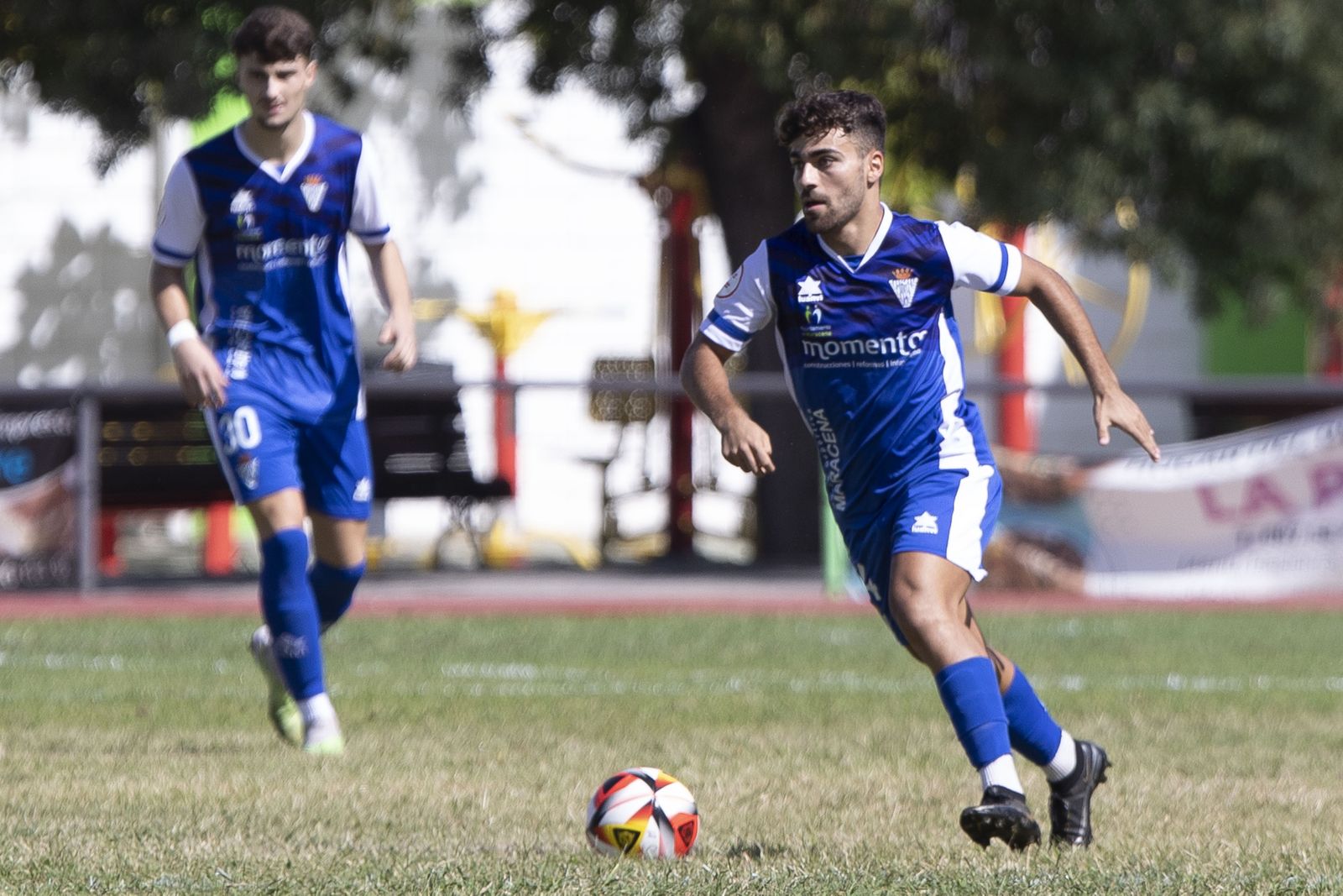 Un jugador del Maracena, en acción en el partido ante el Real Jaén