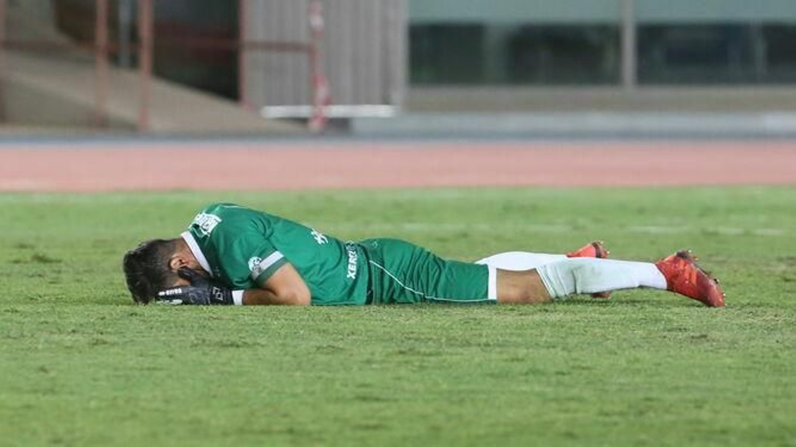 José Manuel Camacho, emocionado en el suelo tras finalizar el partido del pasado domingo