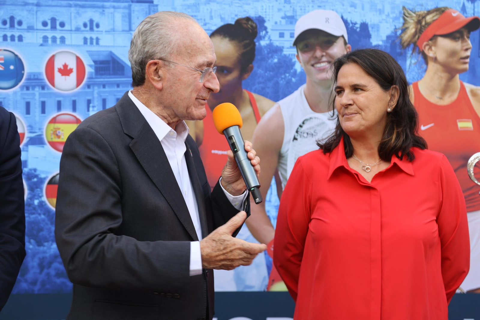 El alcalde De la Torre se anima a jugar con Conchita Martínez en la presentación de la BJKC