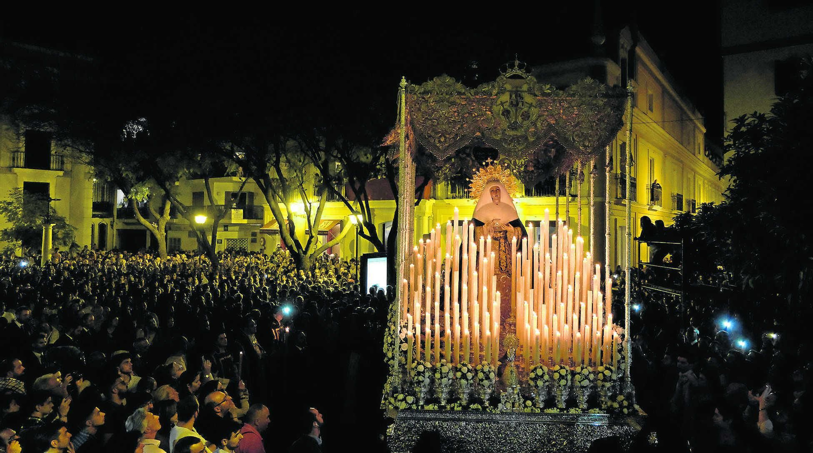 La Virgen de las Aguas de la Hermandad del Museo con toda la candelería encendida tras salir de su capilla.