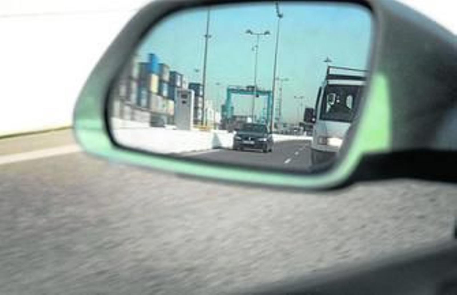 Uno de los radares colocado en el puente del acceso norte del puerto controla la velocidad de los coches, ayer.