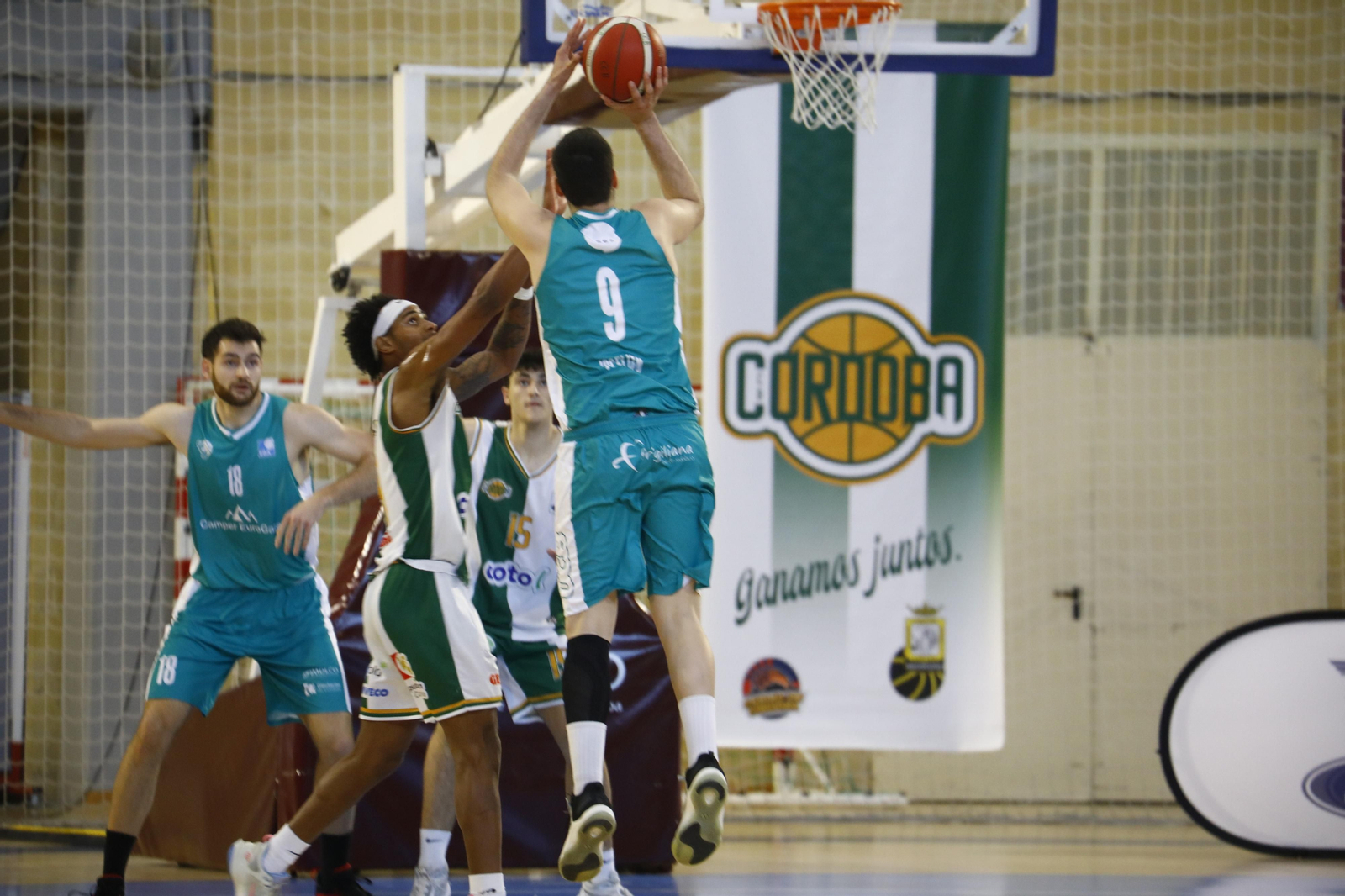 Las mejores fotos del ambiente en Vista Alegre para el derbi entre el Coto Córdoba y el UCB Camper Eurogaza