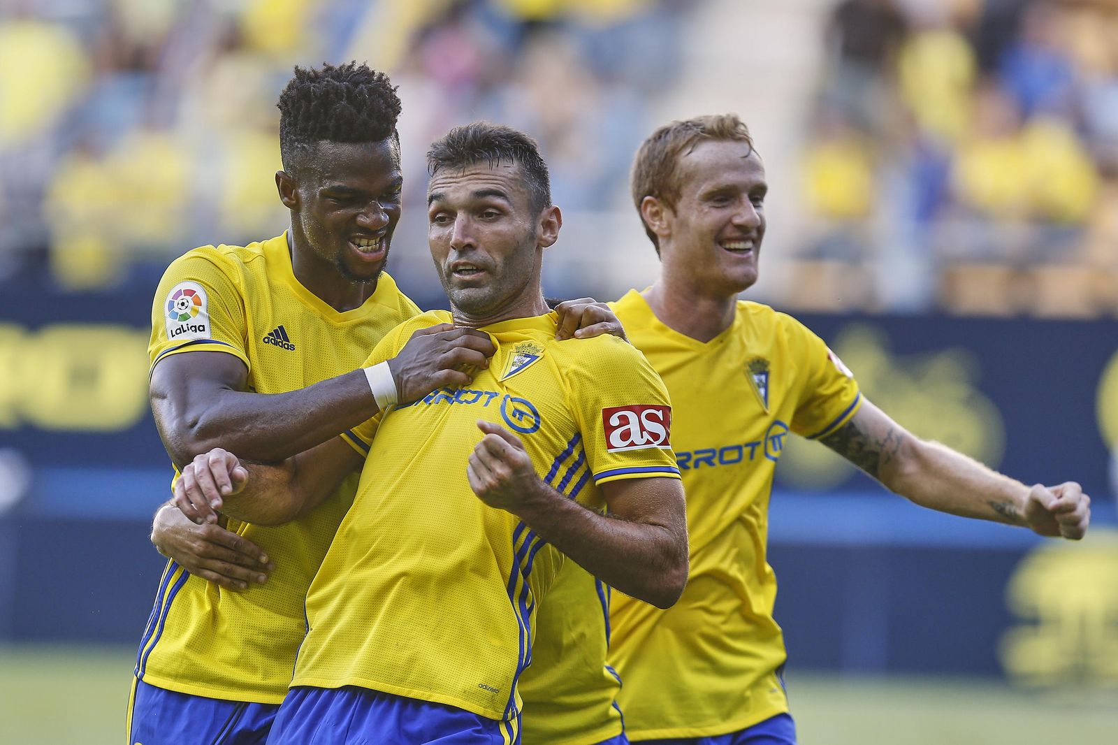 El isleño David Barral celebra el gol que a la postre dio la clasificación al Cádiz.