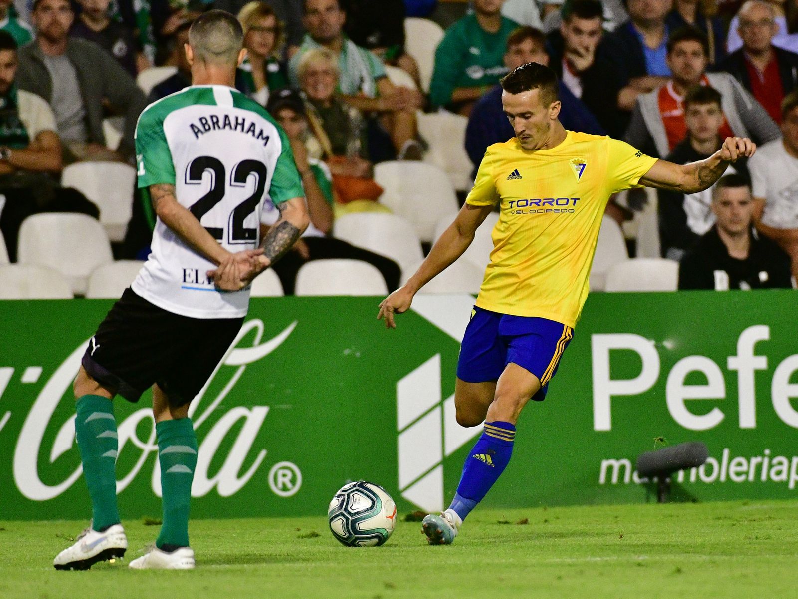 Salvi golpea el esférico ante Abraham durante el partido frente al Racing.