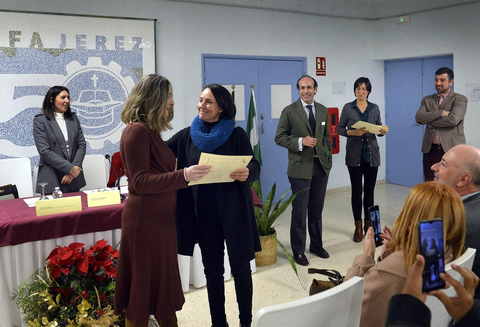La delegada de Empleo, Nela García, en el Centro SAFA Jerez entregando el diploma a una de las mujeres participantes en el curso