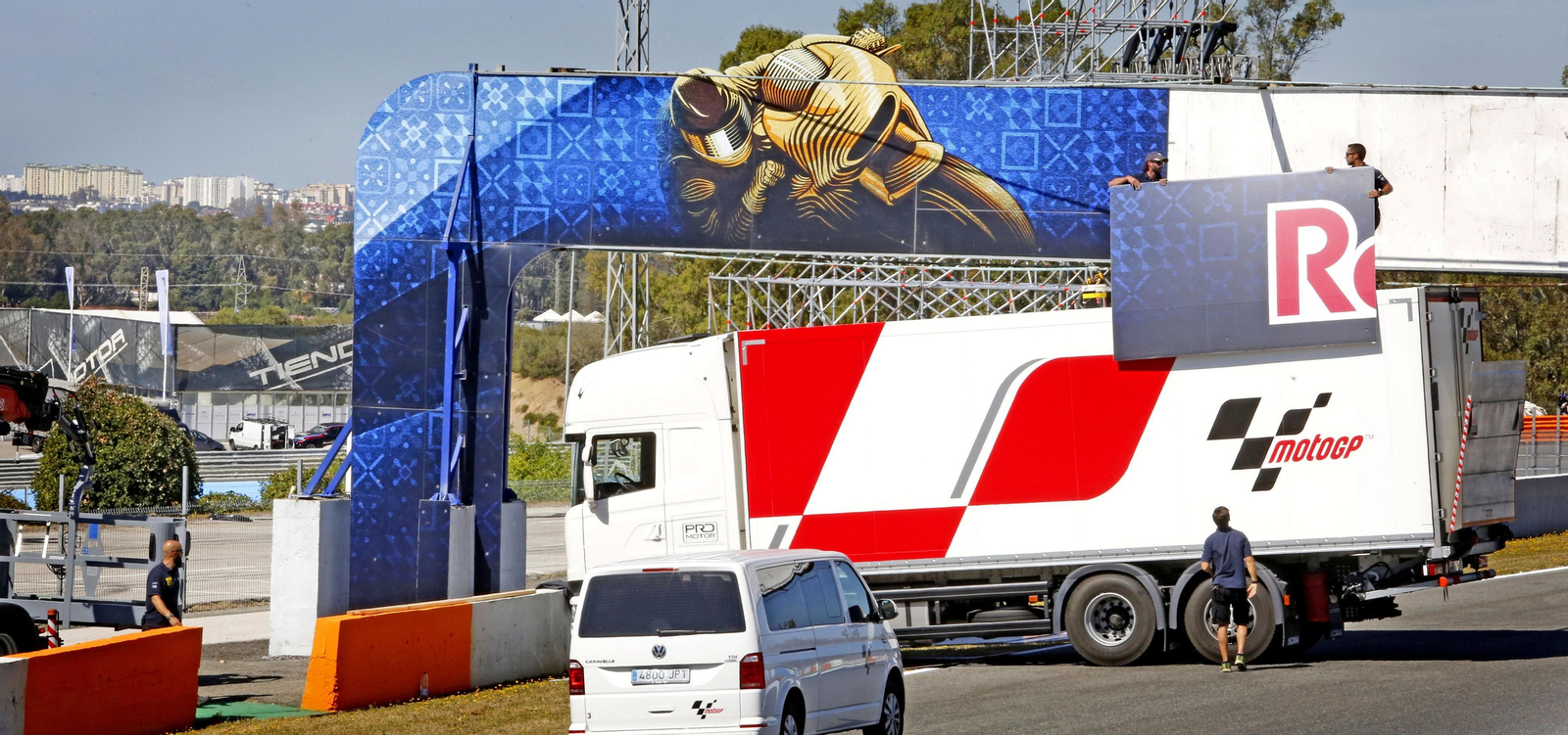 Uno de los camiones del ‘circo’ de las dos ruedas en el trazado.
