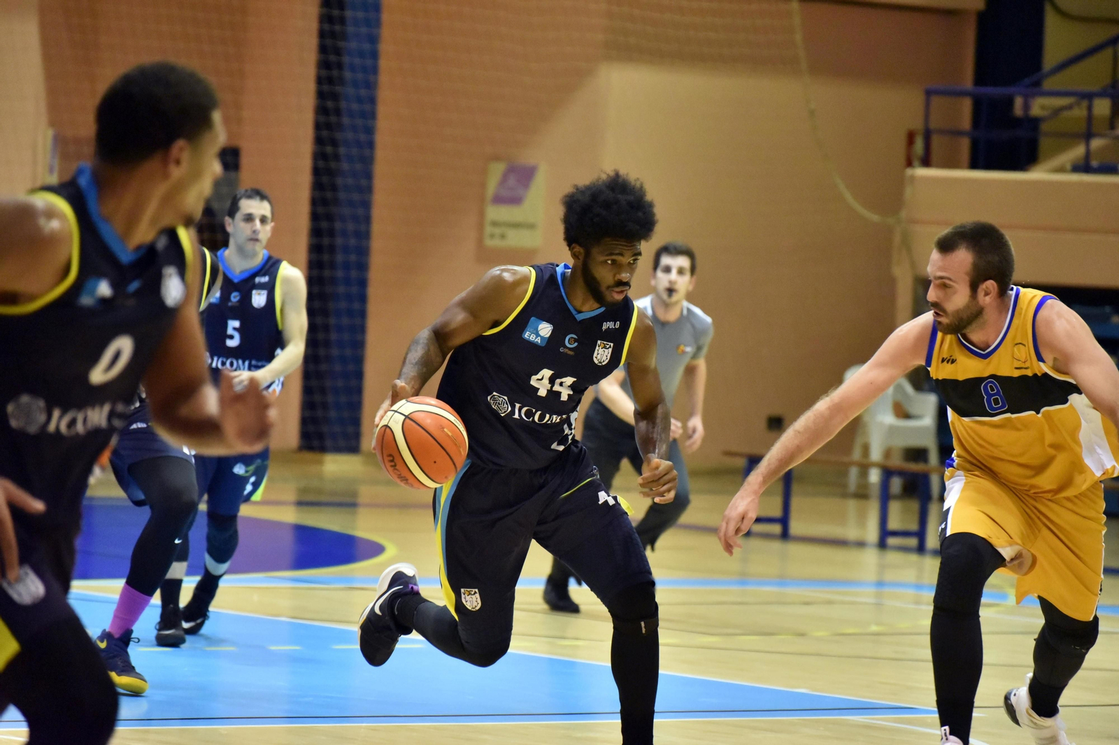 Mike Murray, el máximo anotador del encuentro, avanza con el balón.