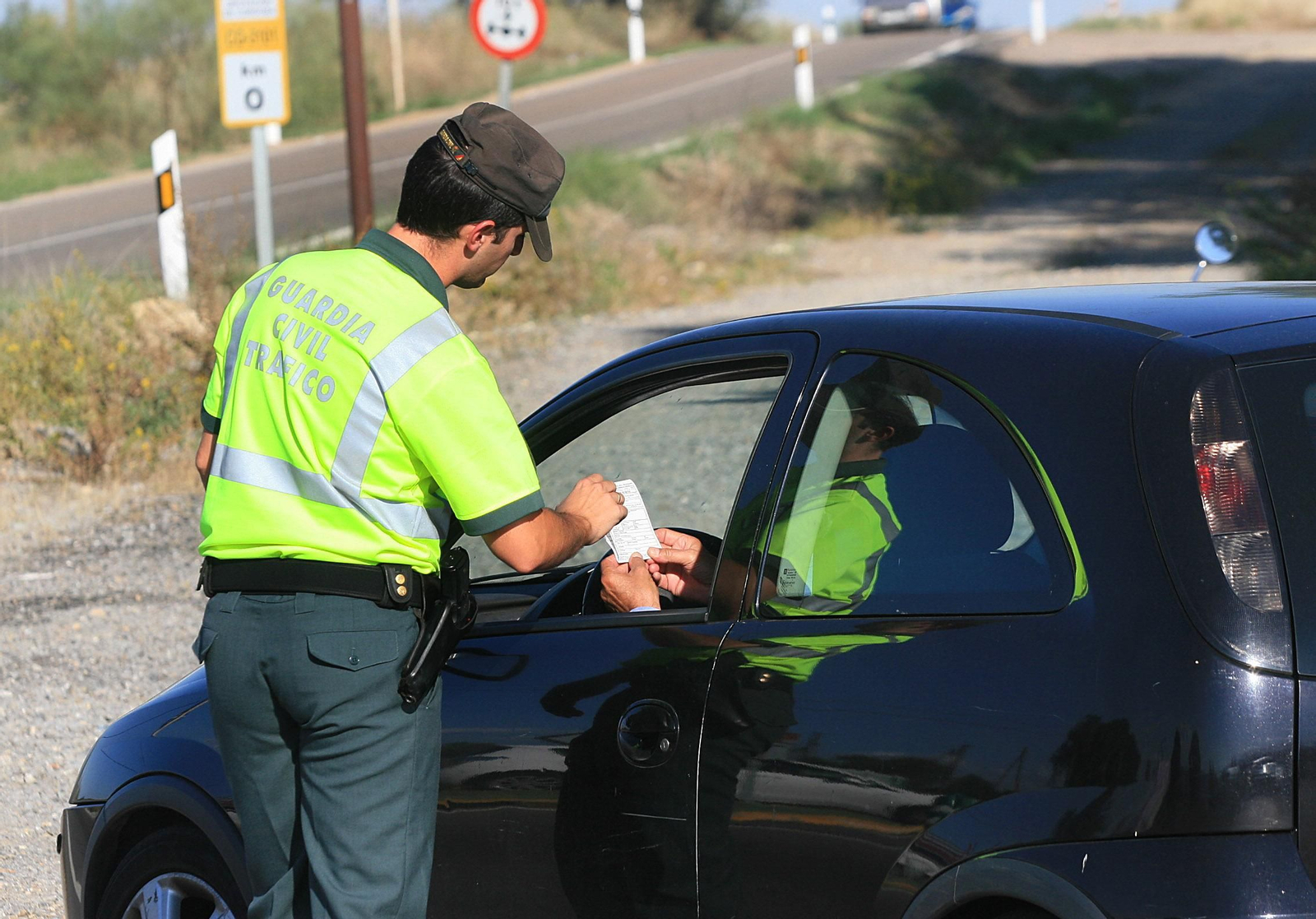 Un agente de la Guardia Civil durante una inspección de tráfico.