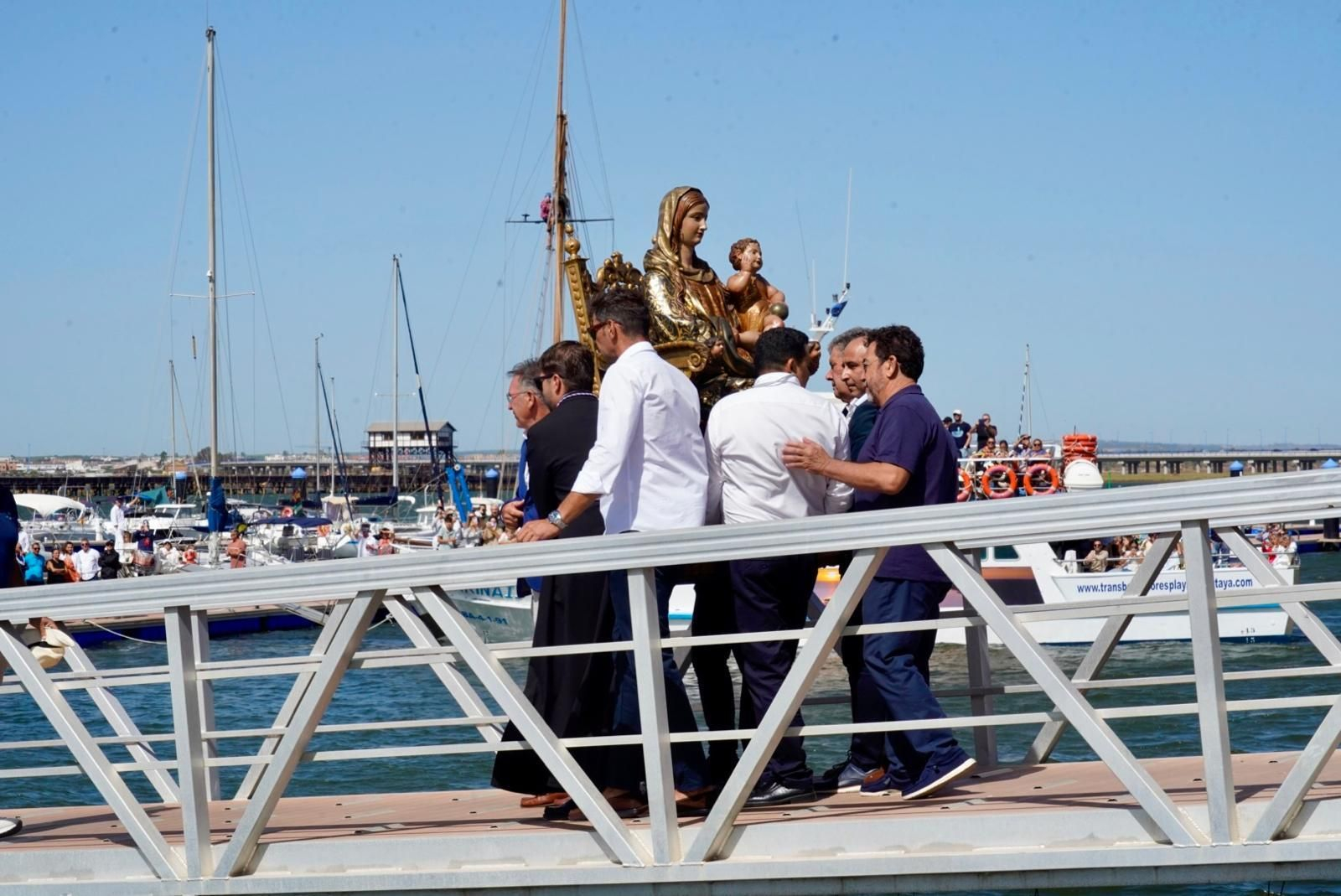 Imágenes del traslado de la Virgen de La Bella hasta el Muelle de Levante este domingo