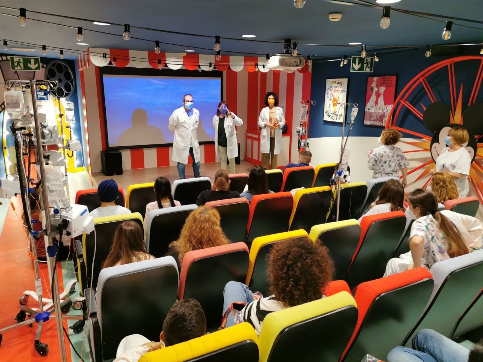 El Hospital Materno Infantil Torrecárdenas proyecta en su sala de cine una película de estreno para los menores ingresados
